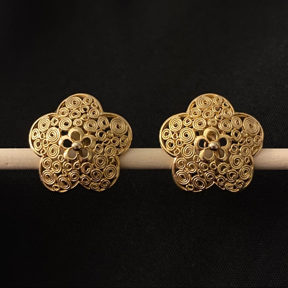 Vintage Gold Tone Clip On Earrings Coil Flower